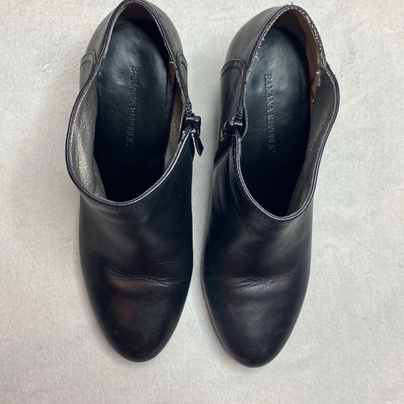 Banana Republic black leather heeled booties size 8.5 - Picture 2 of 8